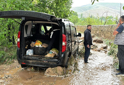 Kenti sel vurdu! Araçlar sulara kapıldı, 1 kişi hayatını kaybetti