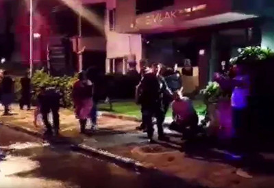 Kızını rahatsız eden gencin kulağını kesti: 1'i polis 2 yaralı