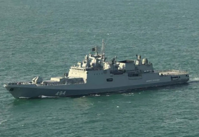 Rus savaş gemisi İngiltere bandıralı yata ateş açtı