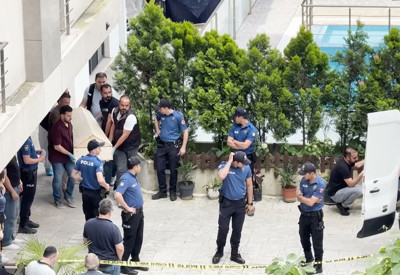 Yeni boşanmış çiftin cansız bedenleri sitenin bahçesinde bulundu