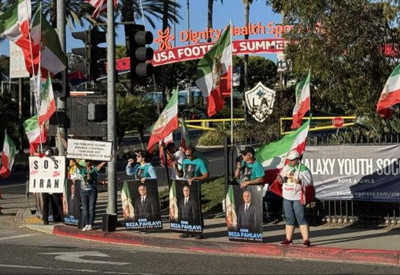 Pehlevi destekçilerinden İran Milli Takımı'na protesto! ABD bayrağı açtılar