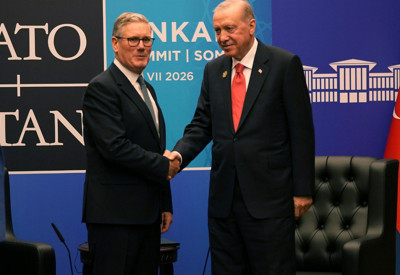 Erdoğan'dan NATO liderlerine sürpriz hediye: Starmer ülkesine götürememiş