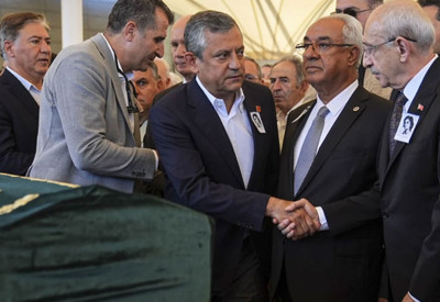 Olcay Baykal'ın cenaze töreninde dikkat çeken iki çelenk! Özgür Özel ve Kemal Kılıçdaroğlu tokalaştı