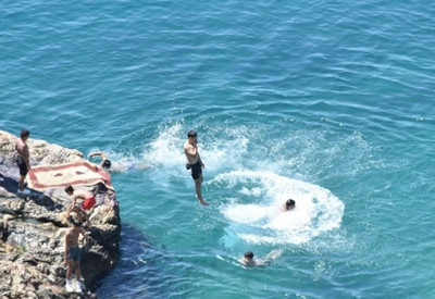 Antalya'da sahillerde oluşan yoğunluk devam ediyor