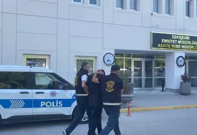 Elini öptüğü yaşlı adamın 2 milyon liralık altınını çalmıştı. Başka bir vurgunun parasıyla yakalandı