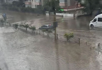 Ankara'da sağanak sonrası yollar göle döndü