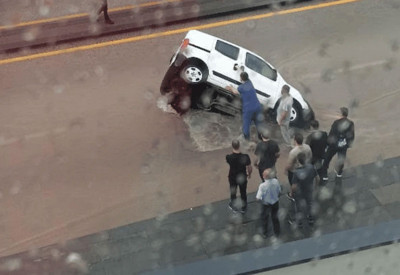 Ankara'da şiddetli sağanak hayatı felç etti: Yol çöktü araç çukura düştü!