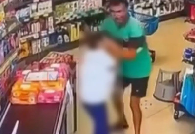 Sosyal medyada infial yaratan görüntüler! Markete girip çocuğu darp etti