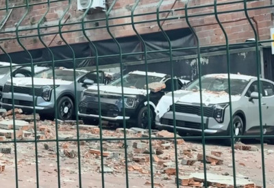 Kağıthane’de otoparka duvar çöktü: 12 sıfır araçta milyonlarca liralık hasar oluştu