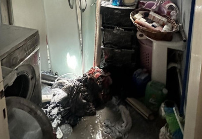 İlaçlama yapılan evde çamaşır makinesi patladı: Ortalık savaş alanına döndü