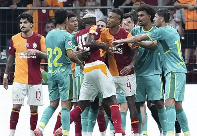 Galatasaray-Villarreal maçında olay! Osimhen'i 5 kişi zor tuttu