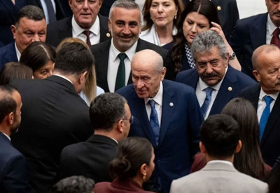Meclis'te tarihi anlar: Devlet Bahçeli oylamanın ardından DEM Partililerle selamlaştı