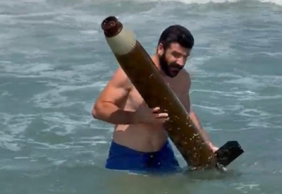 Karadeniz'de şüpheli cisim buldu! Kucaklayıp kıyıya götürdü