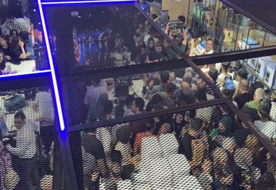 Teknoloji mağazasında indirim izdihamı! Birbirlerini ezdiler