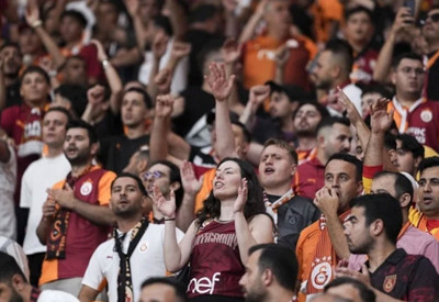 Galatasaray tribünlerinden yönetime tepki!