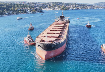 289 metrelik dev İstanbul Boğazı’ndan geçti: İHA saldırısına uğramıştı
