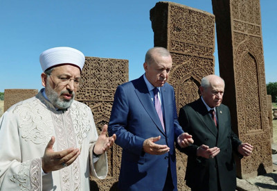 Cumhurbaşkanı Erdoğan, Selçuklu Meydan Mezarlığı'nı ziyaret etti
