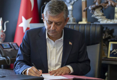 Özgür Özel seçim vaadini açıkladı: Ev kadınlarının sigortasını devlet ödeyecek