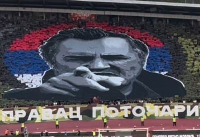 Derbi maçta tepki çeken görüntü. 8 bin insanı öldürmüştü, fotoğrafını açtılar