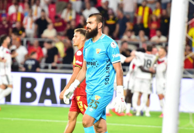 Süper Lig ekibinin kalecisi taraftara ateş püskürdü