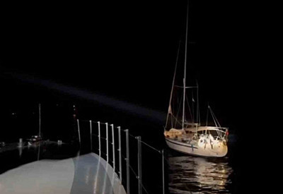 Urla açıklarında yelkenli tekne durduruldu: 11 göçmen ve 2 kaçakçı yakalandı