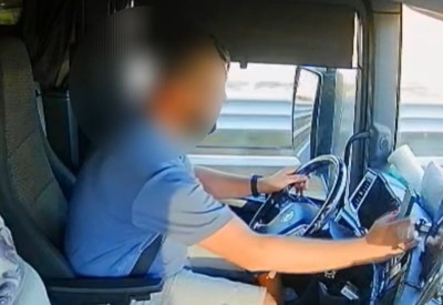 Türk tırına film gibi soygun! Maskeli adamlar önünü kesti, jammer bile kullandılar