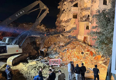Küçükçekmece'de yıkım sırasında bina çöktü: 3 kişi yaralandı