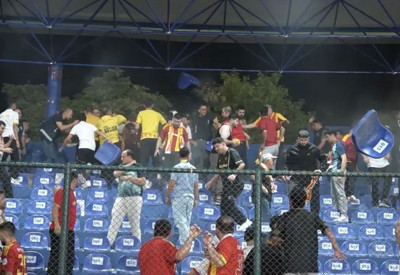 Kayserispor taraftarları tribün koltuklarını kırdı!