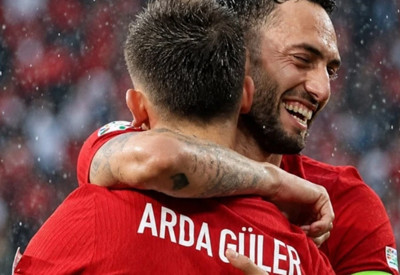 Hakan Çalhanoğlu'ndan Arda Güler'e jest