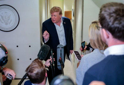 Donald Trump'tan gazetecilere yeni yasak: Başkanlık uçağına alınmadılar