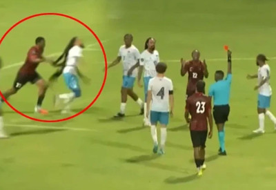 Futbol dünyası bu olayı konuşuyor! Uzun saçlarıyla rakibe 2 kırmızı kart aldırdı
