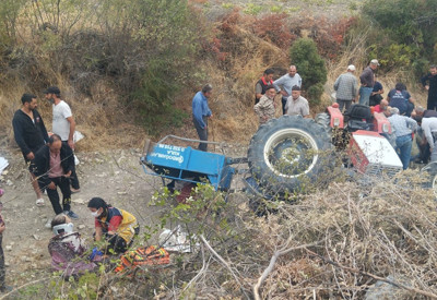 Devrilen traktörde can pazarı: İki kişi hayatını kaybetti