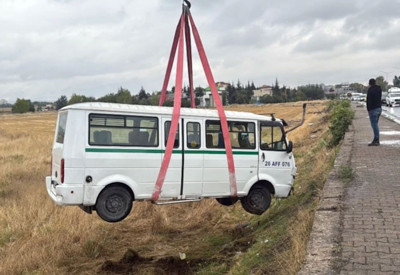 Eskişehir'de kazaya karışan minibüs tarlaya uçtu: 1 kişi yaralandı