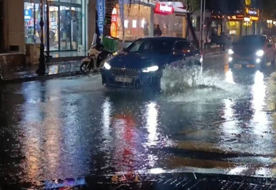Tekirdağ'da şiddetli sağanak hayatı felç etti: Yollar göle döndü, sürücüler mahsur kaldı