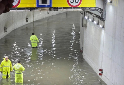 Mersin'de aniden bastıran sağanak cadde ve sokakları suyla doldurdu
