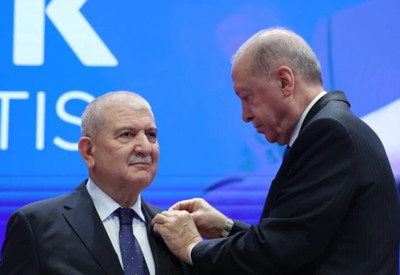 AK Parti'ye yeni katılım: Kani Torun'un rozetini Erdoğan taktı