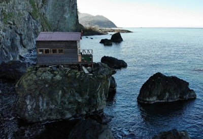 Artvin'de 8 metrelik kayanın üzerine ev yaptılar: Sebebi şaşırttı