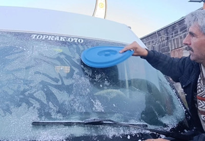 Kars'ta hava buz kesti : Araçların camlarını görenler şaşkınlığını gizleyemedi