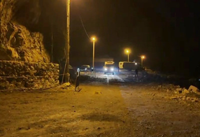 Amasra'da facianın eşiğinden dönüldü: Araç büyüklüğündeki kayalar yola devrildi!