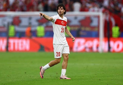 Milli futbolcu Ferdi Kadıoğlu'ndan kötü haber