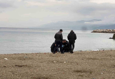 Plajda hareketsiz yatan kişiyi görenler polise koştu: Üzerine bantlanmış not çıktı