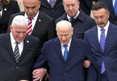Anıtkabir’de iki lider kol kola: Bahçeli ve Dervişoğlu'nun samimi görüntüsü dikkat çekti