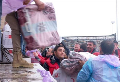 Türk Kızılayı Azez'de yardım dağıttı