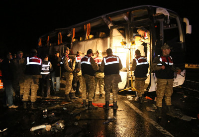 Polis otobüsü devrildi: 3 şehit
