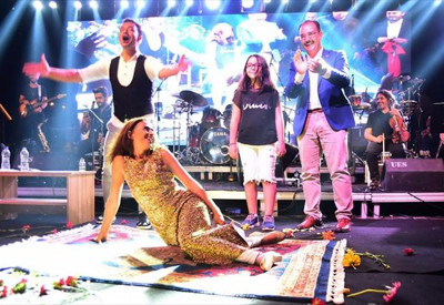 Yıldız Tilbe hediye edilen halının üzerine yattı