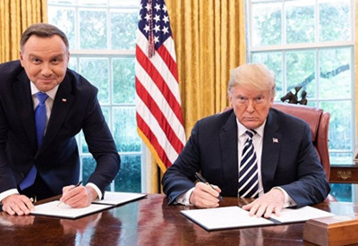 Trump ayakta imzalatınca ülke ayağa kalktı