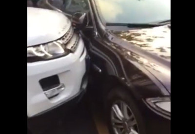 Range Rover'la Jaguar'ı ezdi