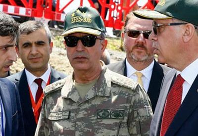 Selçuk Bayraktar milli İHA'yı Org. Hulusi Akar'a tanıttı