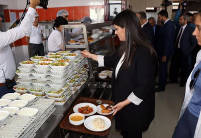 Yemek sırasında Bakan var