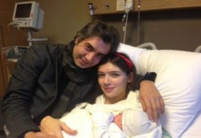 Necati Şaşmaz'dan dedikodulara inat el ele poz!
